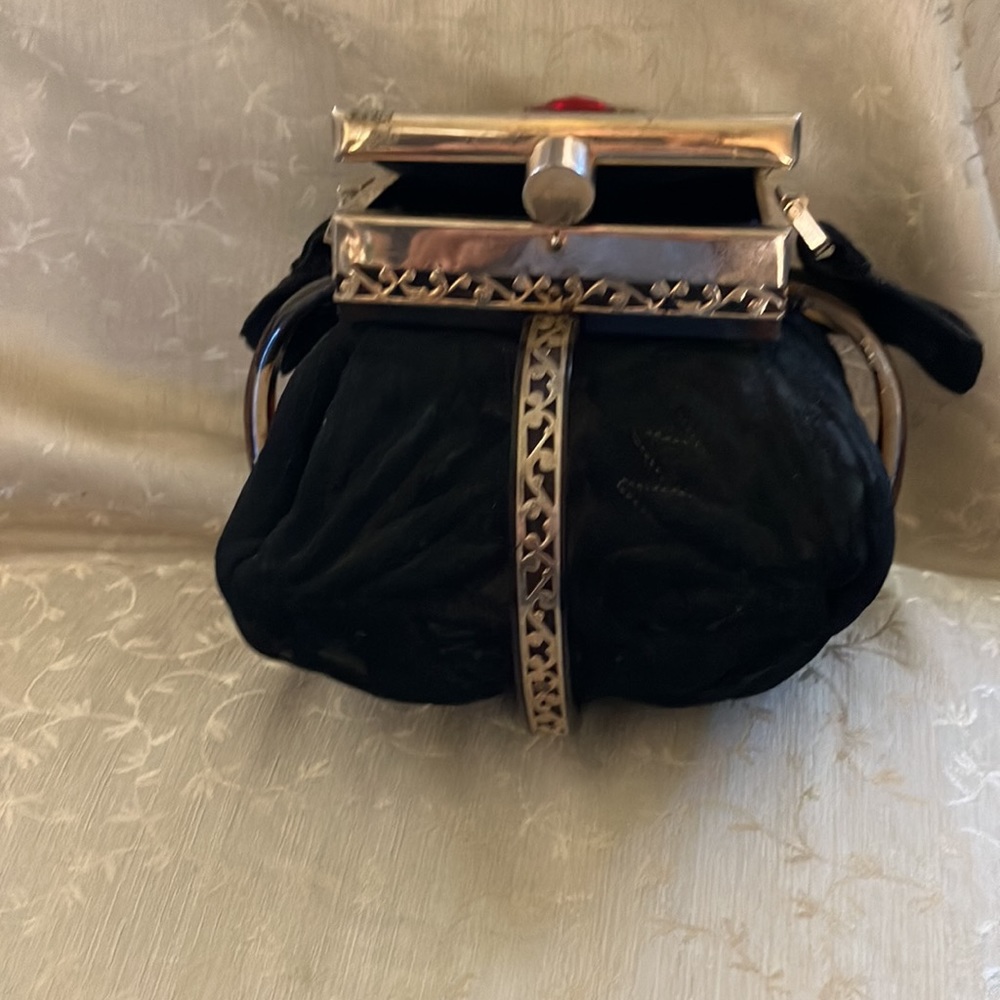 Vintage-Inspired Black Velvet Evening Bag with Gold Accents - Picture 4 of 8